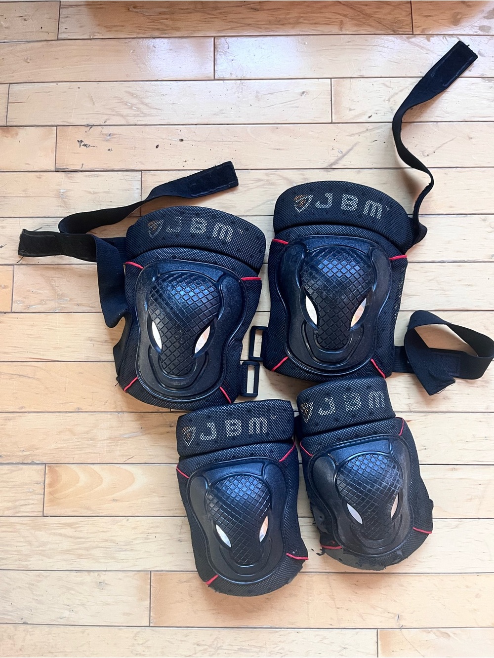 Source Unknown Black Protective Knee and Elbow Pad Set with Red Trim